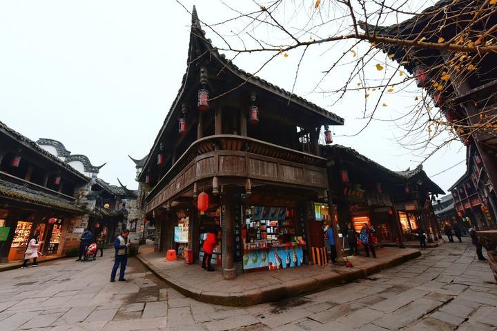 爸爸耗时3天用兔皮树枝，自制鄂伦春族同款帽，孩子非常高兴
